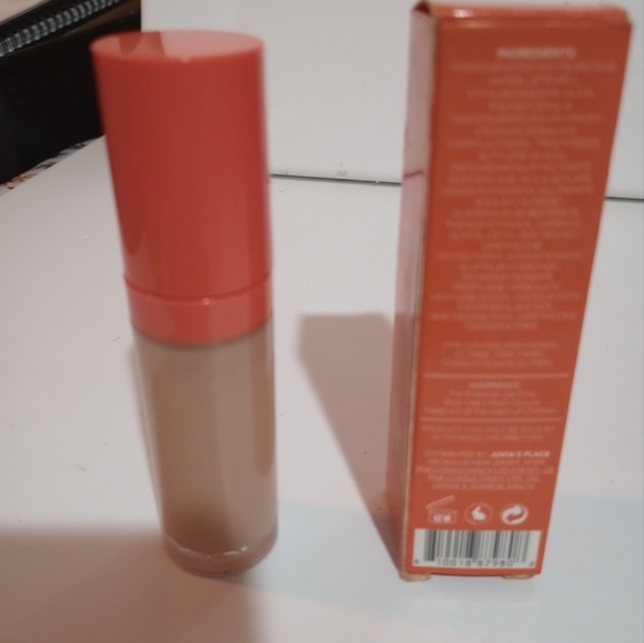 Concealer - Picture 2 of 3